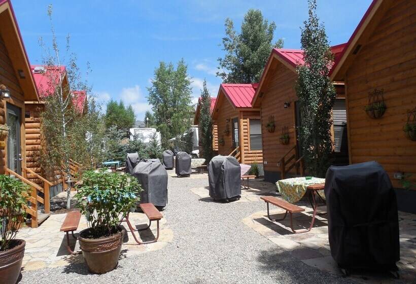 فندق Snake River Cabin Village
