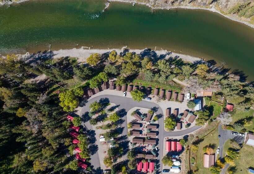 فندق Snake River Cabin Village