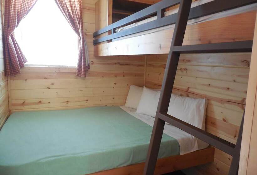 فندق Snake River Cabin Village