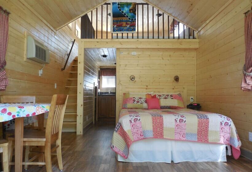 فندق Snake River Cabin Village