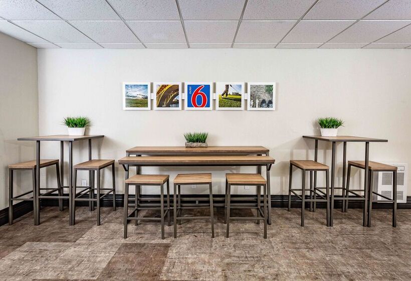 Motel 6 Saskatoon, Sk