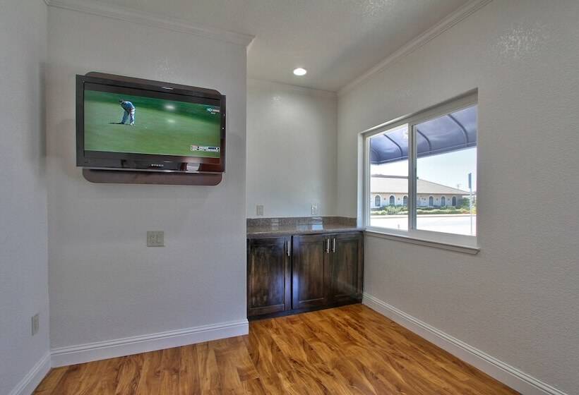 모텔 Coastal Valley Inn