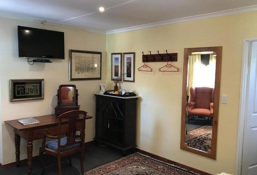 بنسيون The Crown Guest House