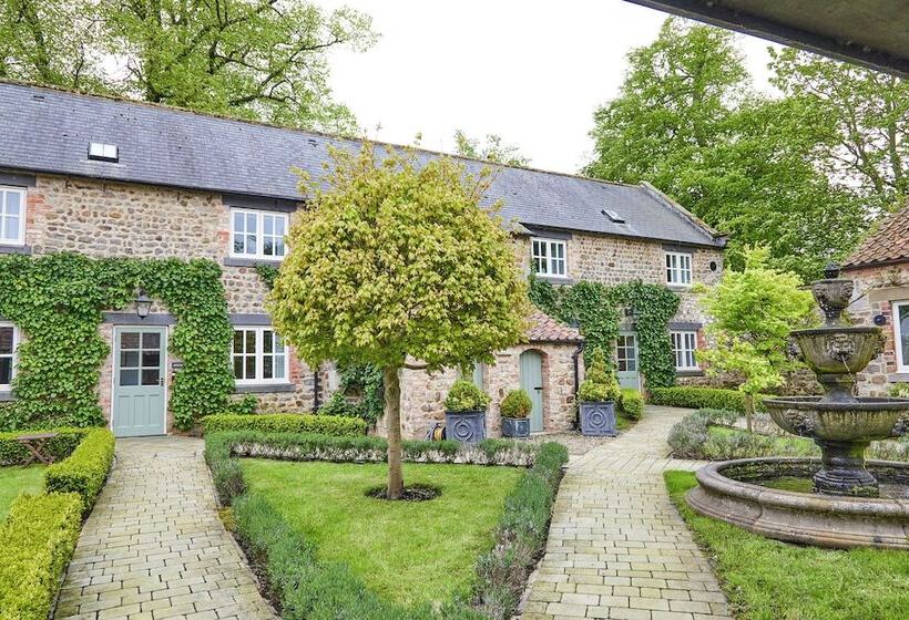 بنسيون The Old Coach House