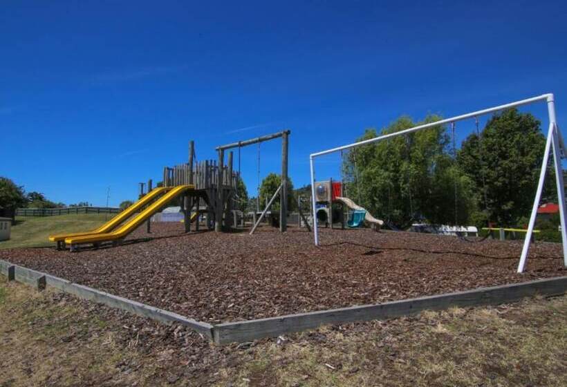 هتل Tāhuna Beach Holiday Park