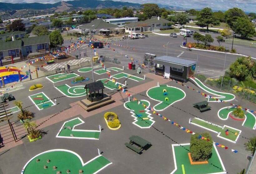 هتل Tāhuna Beach Holiday Park