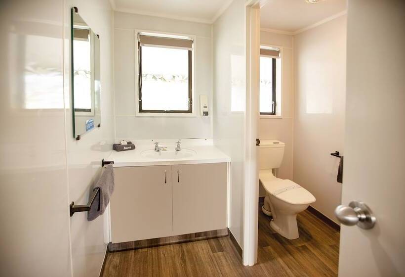 هتل Tāhuna Beach Holiday Park