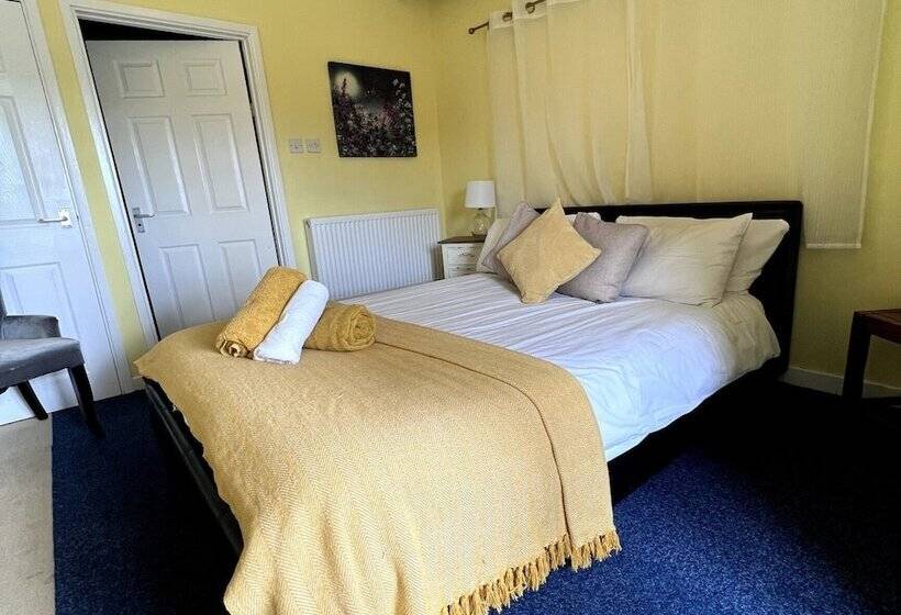 הוסטל Dog And Castle