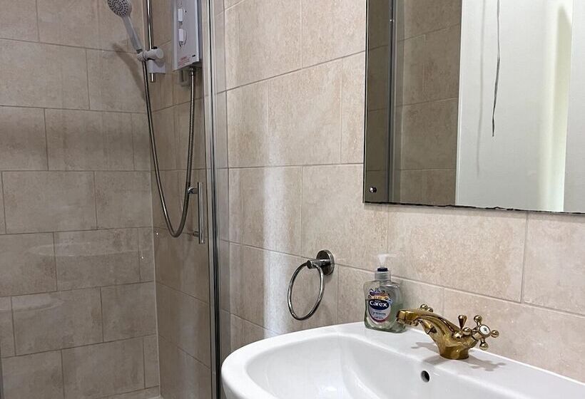 הוסטל Dog And Castle