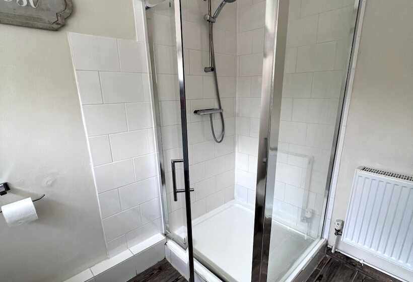 הוסטל Dog And Castle