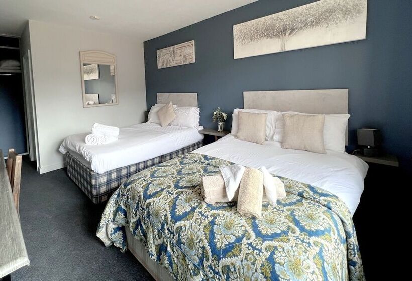 הוסטל Dog And Castle