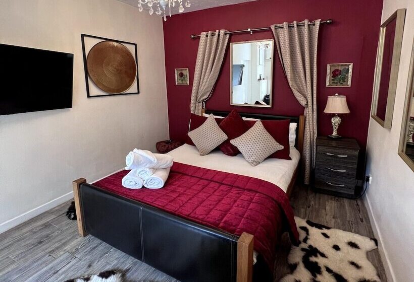 הוסטל Dog And Castle