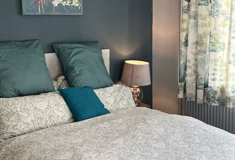 הוסטל Dog And Castle