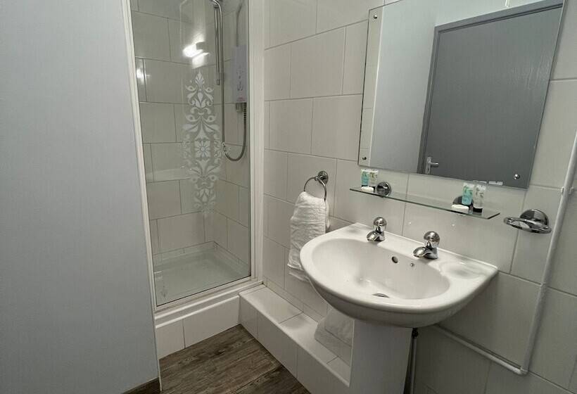 הוסטל Dog And Castle