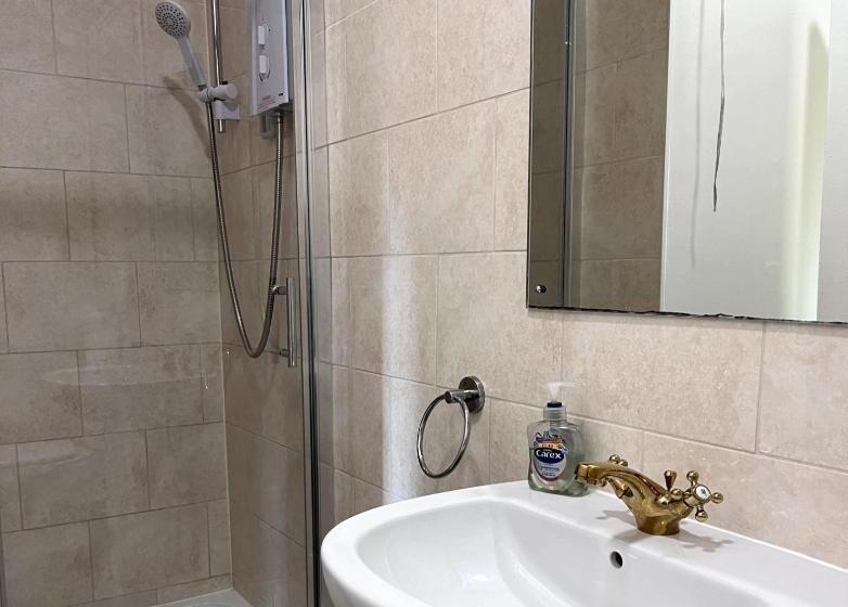 הוסטל Dog And Castle