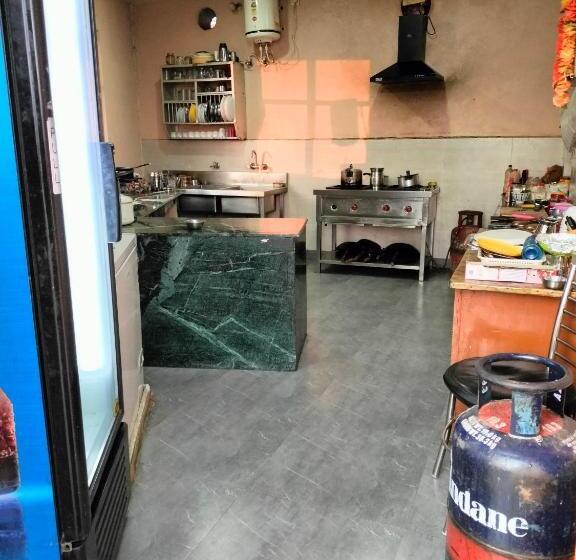 Отель Birs & Cottages