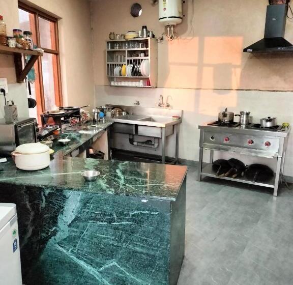 Отель Birs & Cottages