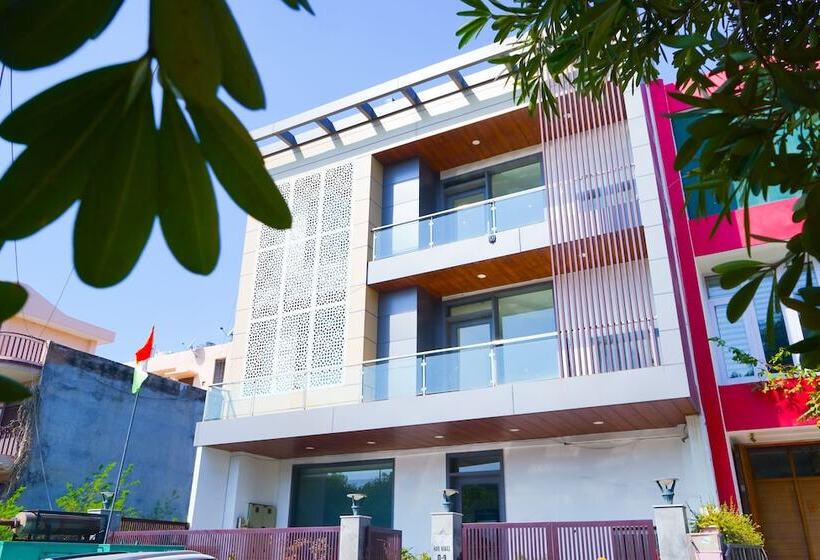 Hotel Roomshala 024 Luxury Stays Sector 12