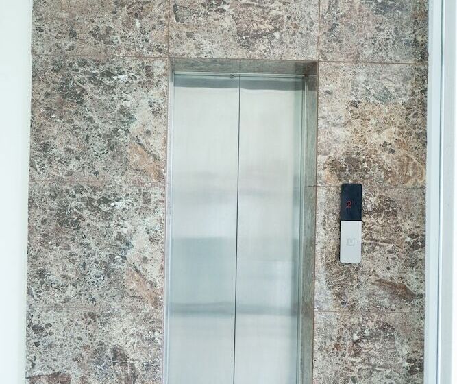 Hotel Roomshala 024 Luxury Stays Sector 12