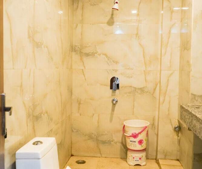 Hotel Roomshala 024 Luxury Stays Sector 12