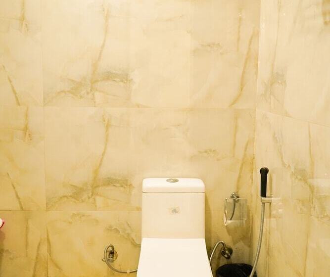 Hotel Roomshala 024 Luxury Stays Sector 12