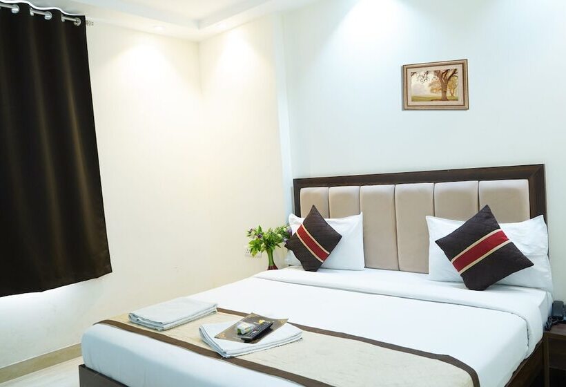 Hotel Roomshala 024 Luxury Stays Sector 12