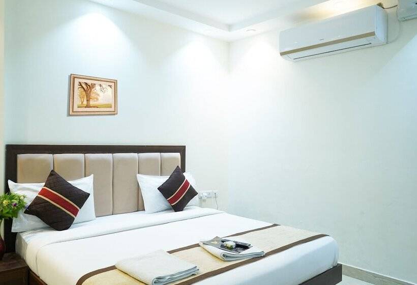 Hotel Roomshala 024 Luxury Stays Sector 12