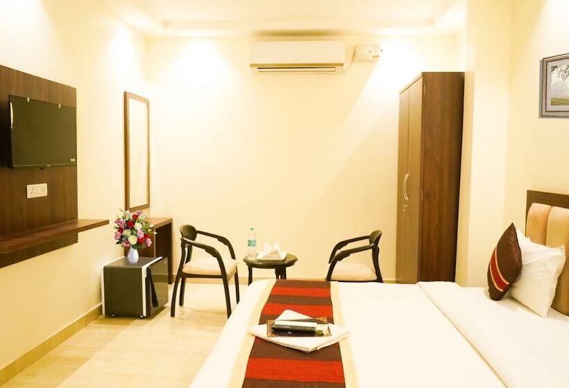 Hotel Roomshala 024 Luxury Stays Sector 12