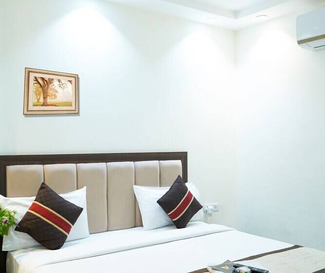 Hotel Roomshala 024 Luxury Stays Sector 12