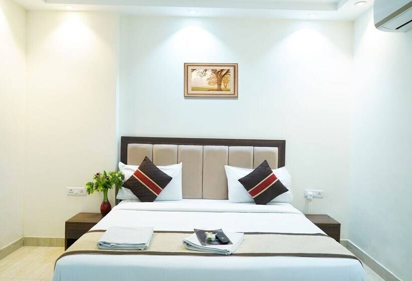 Hotel Roomshala 024 Luxury Stays Sector 12