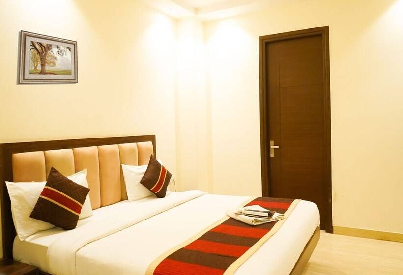 Hotel Roomshala 024 Luxury Stays Sector 12