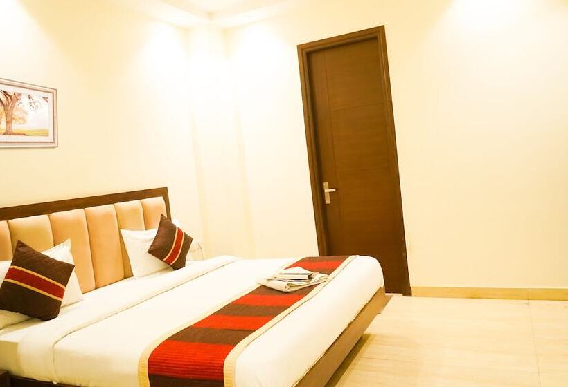 Hotel Roomshala 024 Luxury Stays Sector 12