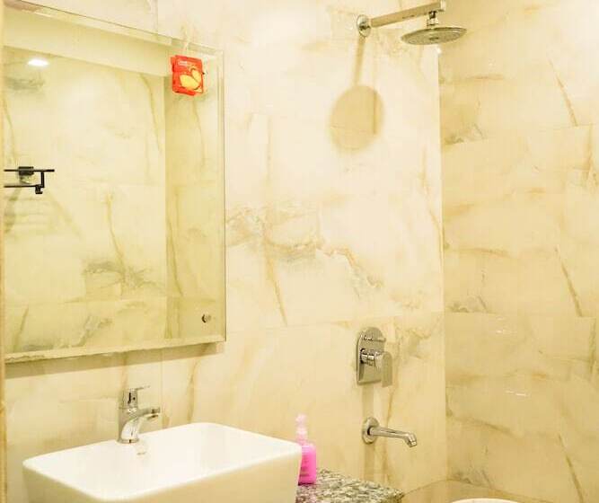 Hotel Roomshala 024 Luxury Stays Sector 12