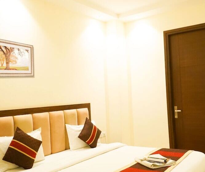 Hotel Roomshala 024 Luxury Stays Sector 12