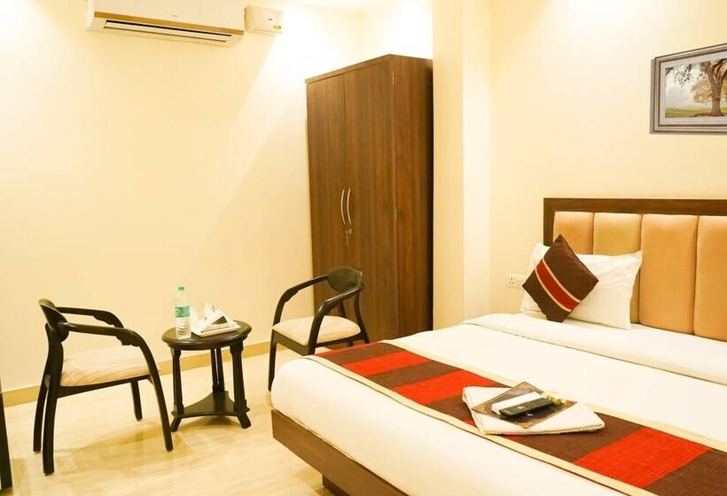 Hotel Roomshala 024 Luxury Stays Sector 12