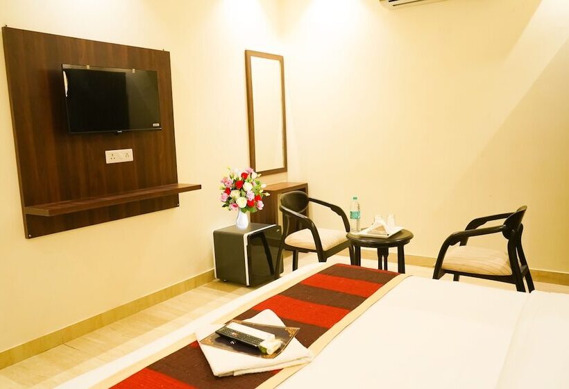 Hotel Roomshala 024 Luxury Stays Sector 12