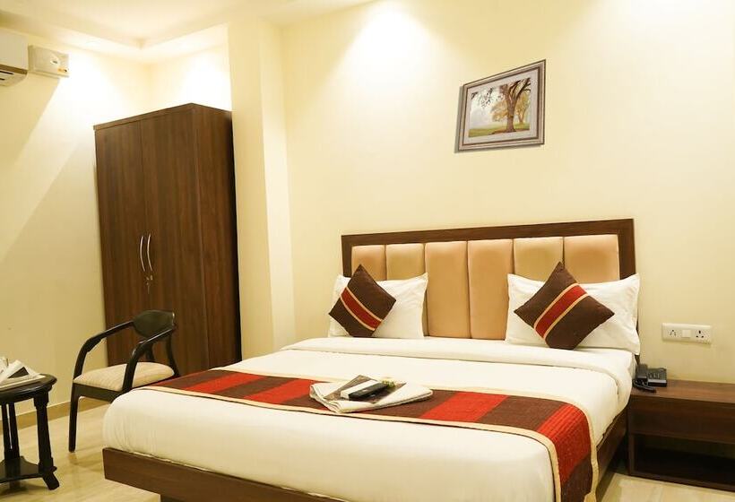 Hotel Roomshala 024 Luxury Stays Sector 12