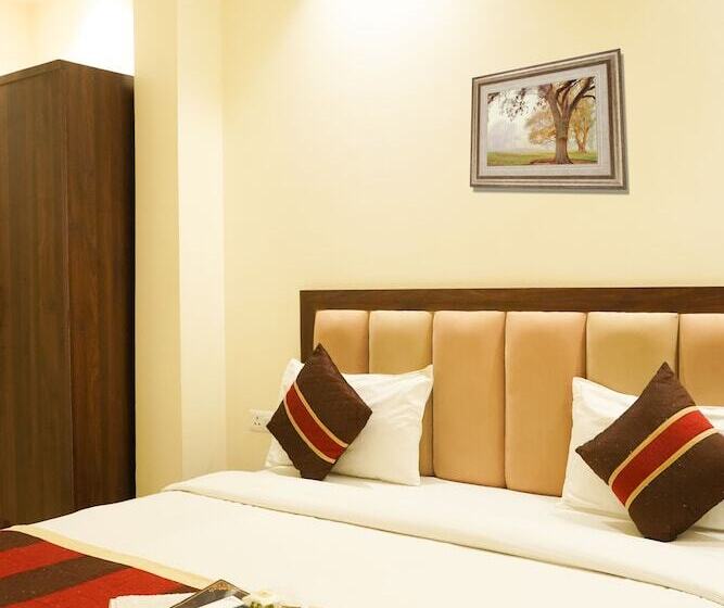 Hotel Roomshala 024 Luxury Stays Sector 12