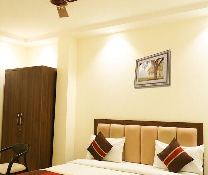 Hotel Roomshala 024 Luxury Stays Sector 12