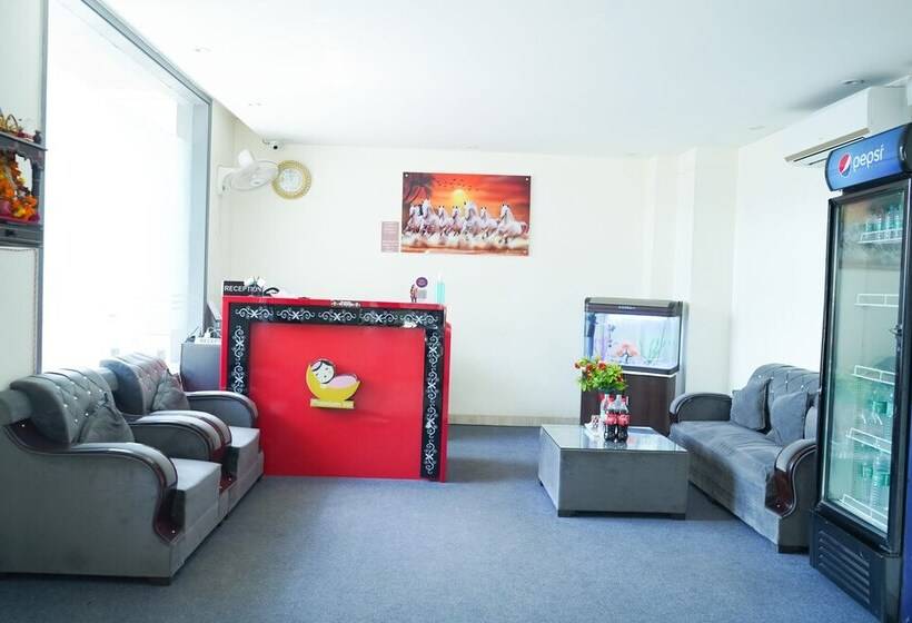 Hotel Roomshala 024 Luxury Stays Sector 12