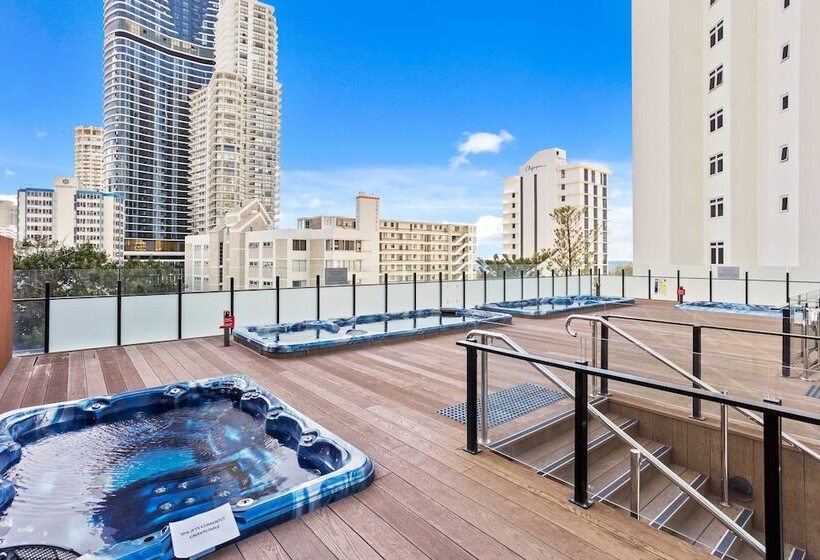 Отель Deluxe Twin Studio In Surfers Paradise   Coasthm