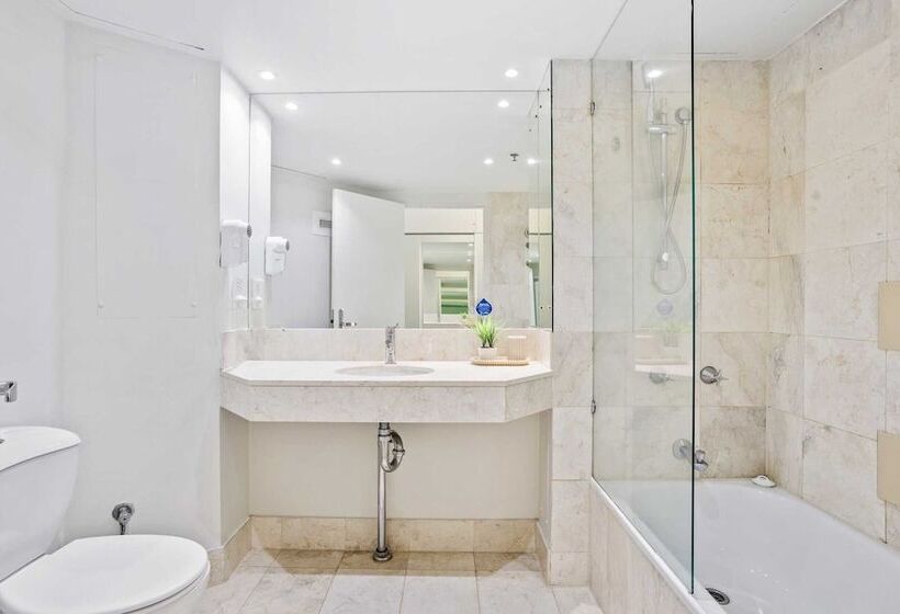 Отель Deluxe Twin Studio In Surfers Paradise   Coasthm