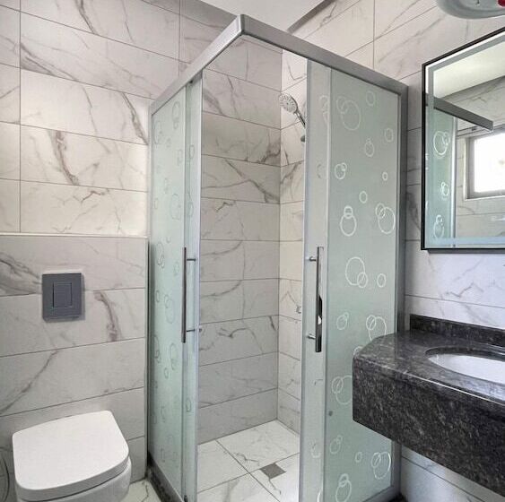 هتل Holiday Season