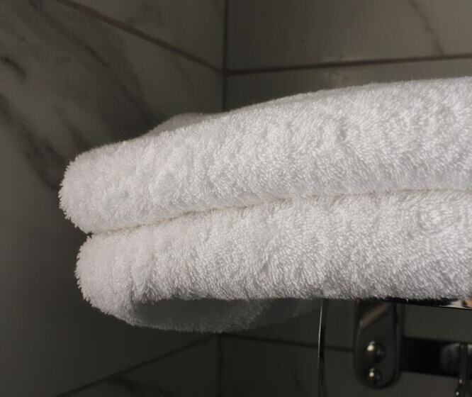 هتل Holiday Season