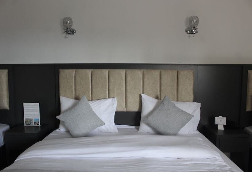 هتل Holiday Season