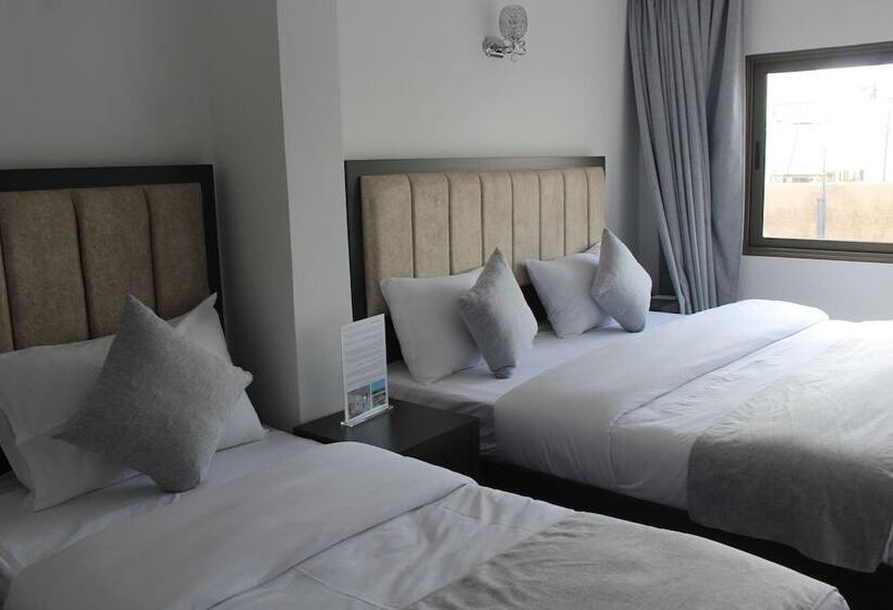 هتل Holiday Season