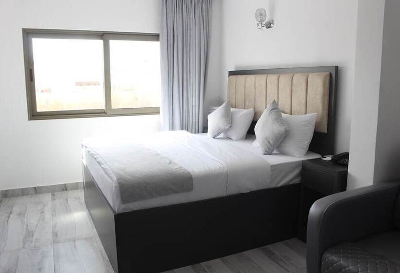 هتل Holiday Season