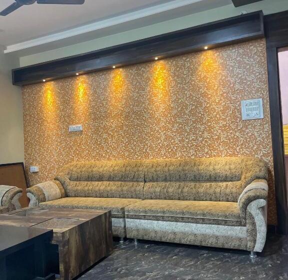 فندق Oyo 80950b Samrat Lodge