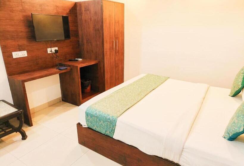 Krone A Family Hotel Near Igi Airport