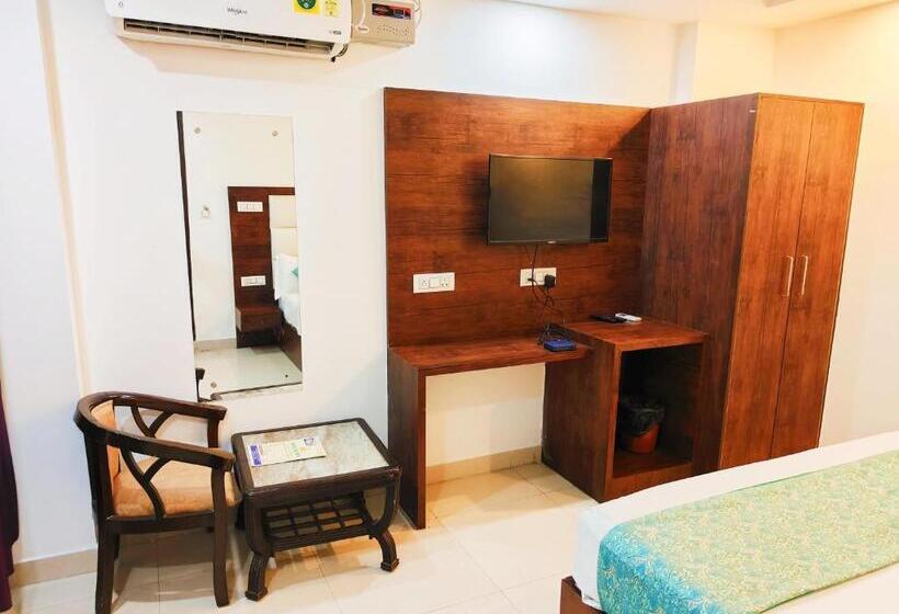 Krone A Family Hotel Near Igi Airport